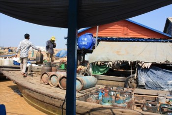 ■アジア最大の湖 トレンサップ湖 湖上集落へ